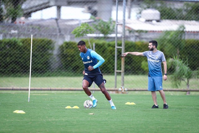 Em treino fechado do Grêmio, Jean Pyerre retoma trabalhos com bola