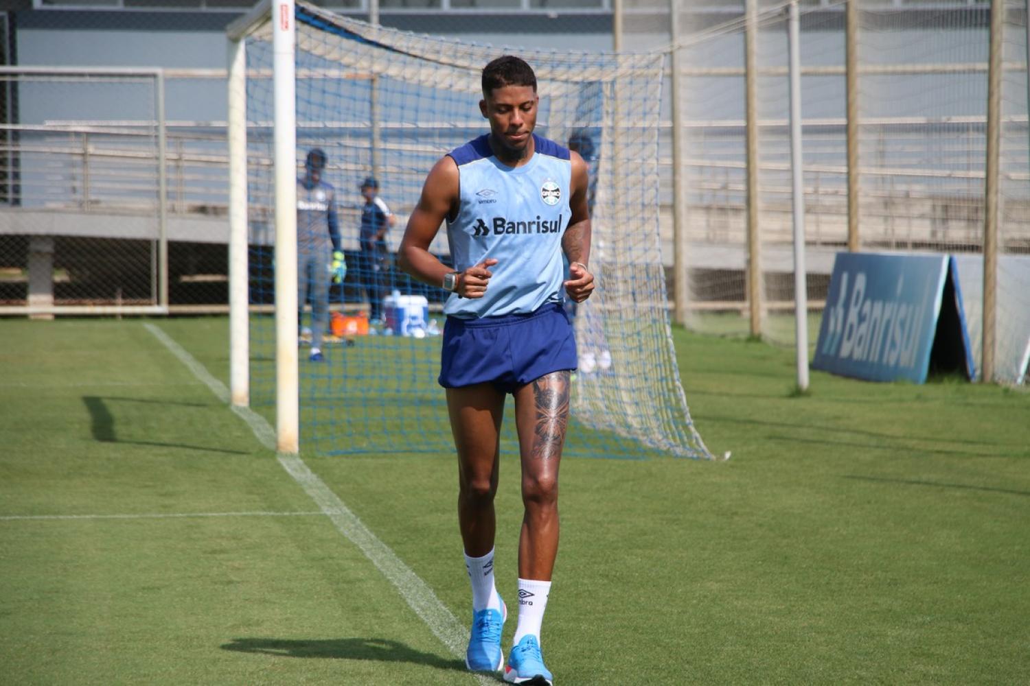 Elenco do Grêmio realiza treino físico, e Jean Pyerre corre sob acompanhamento médico