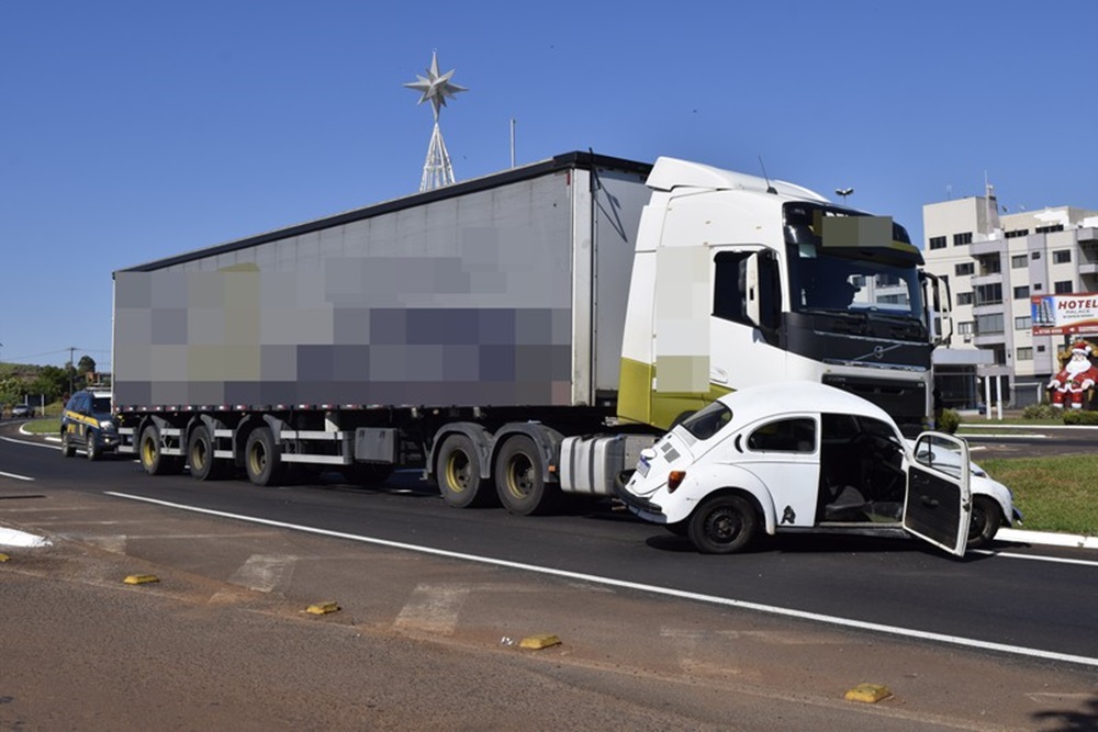 Acidente envolvendo uma carreta e um fusca deixa idoso ferido na BR-386