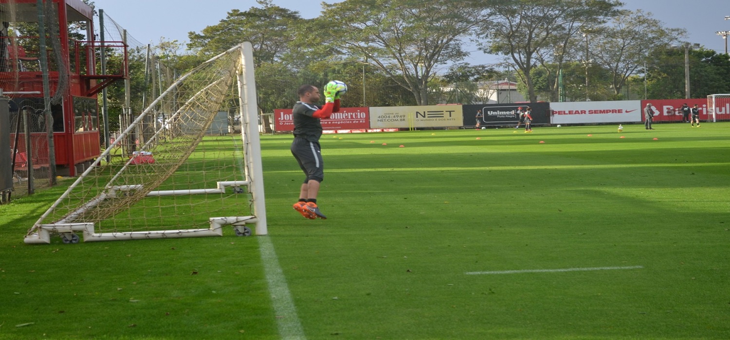 À espera de Danilo Fernandes, Odair tem volta de Marcelo Lomba em treino do Inter