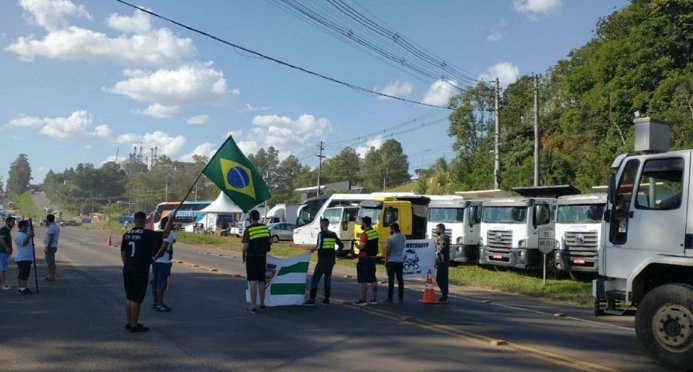 Caminhoneiros voltam a bloquear rodovias federais no país