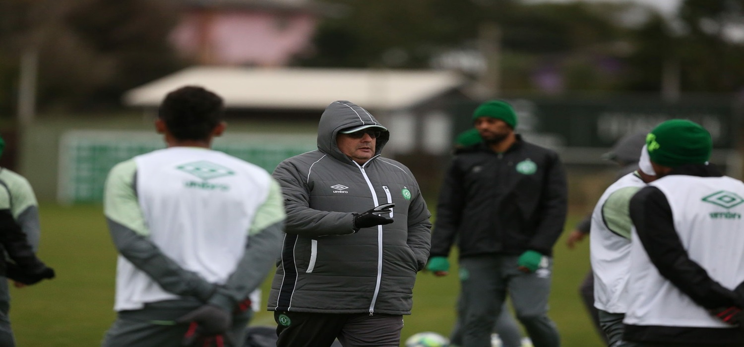 Em segundo treino, Guto Ferreira faz testes e indica modelo de jogo na “nova Chape”