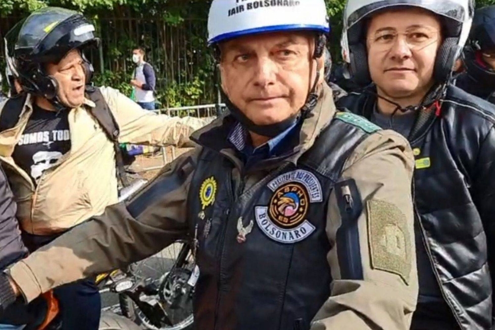 Governo de SP autua Bolsonaro por não usar máscara em ato com motociclistas