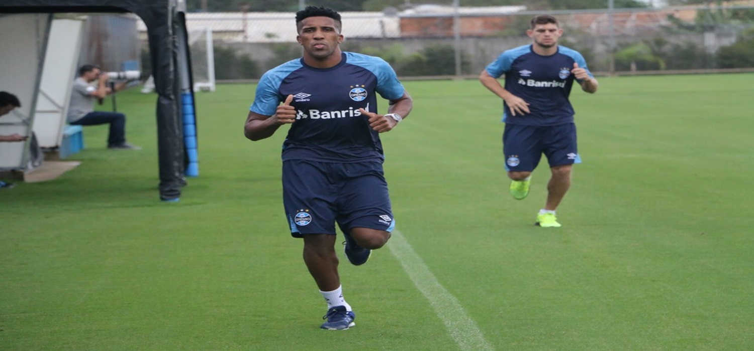 Renato comanda treino sem 4 titulares e evita indicar time para pegar o Santos