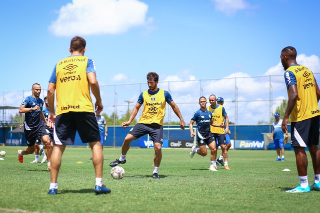 Sem Renato, auxiliar comanda primeiro treino com bola da pré-temporada do Grêmio