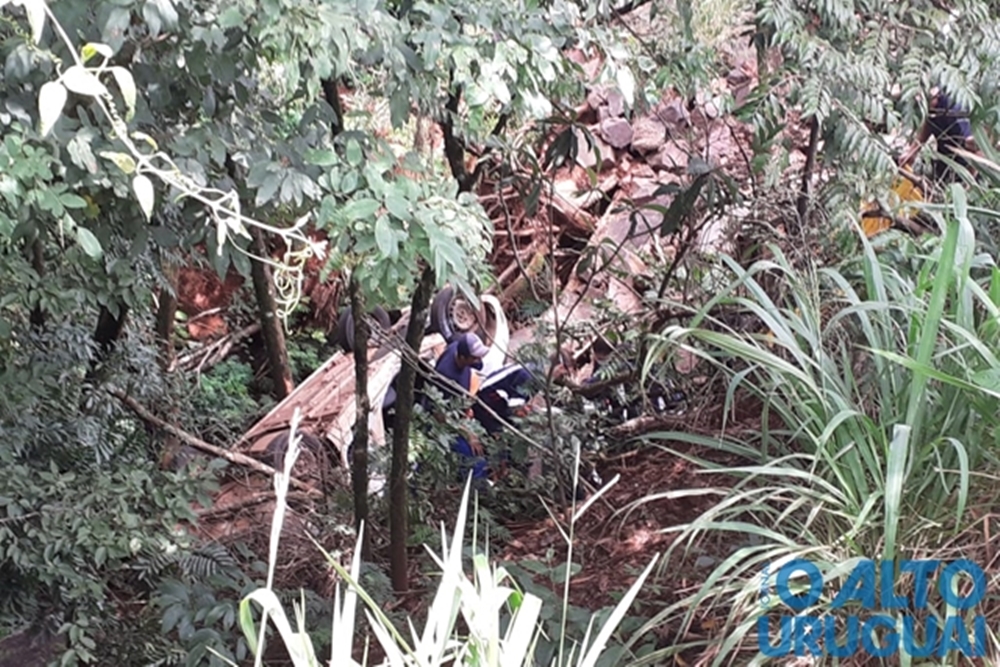 Carro sai da pista e capota às margens da BR-386 em Frederico Westphalen