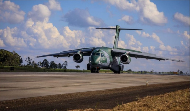 Avião da FAB que resgatará brasileiros decola hoje para a Polônia