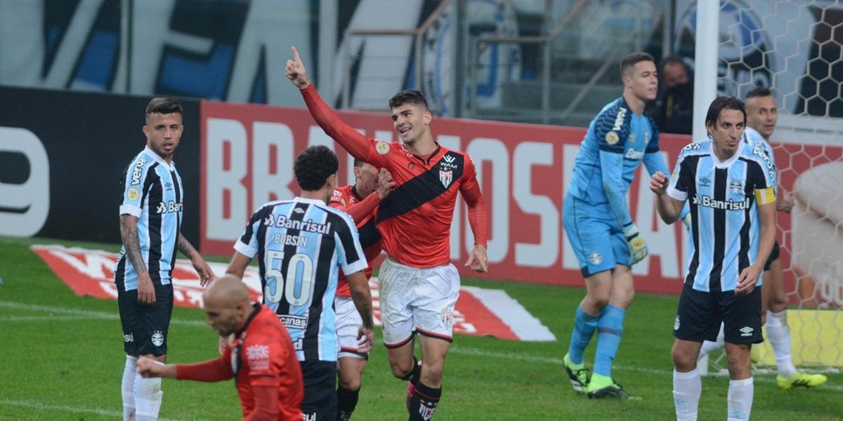 Grêmio perde para o Atlético-GO e segue na lanterna do Brasileirão