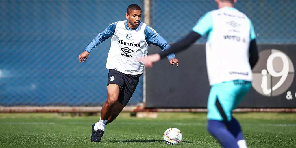 Victor Ferraz e David Braz devem ser titulares do Grêmio em Caxias do Sul