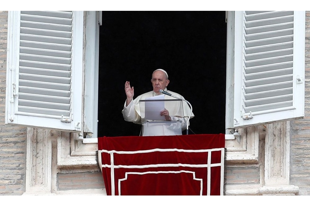 Papa Francisco passa por cirurgia e reage bem a procedimento