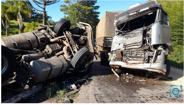 Grave colisão envolvendo duas carretas deixa quatro pessoas feridas na ERS 324