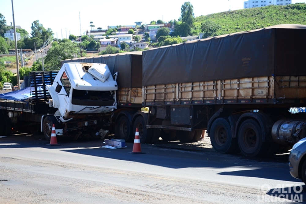 Colisão entre carreta e caminhão deixa trânsito parcialmente interrompido na BR-386