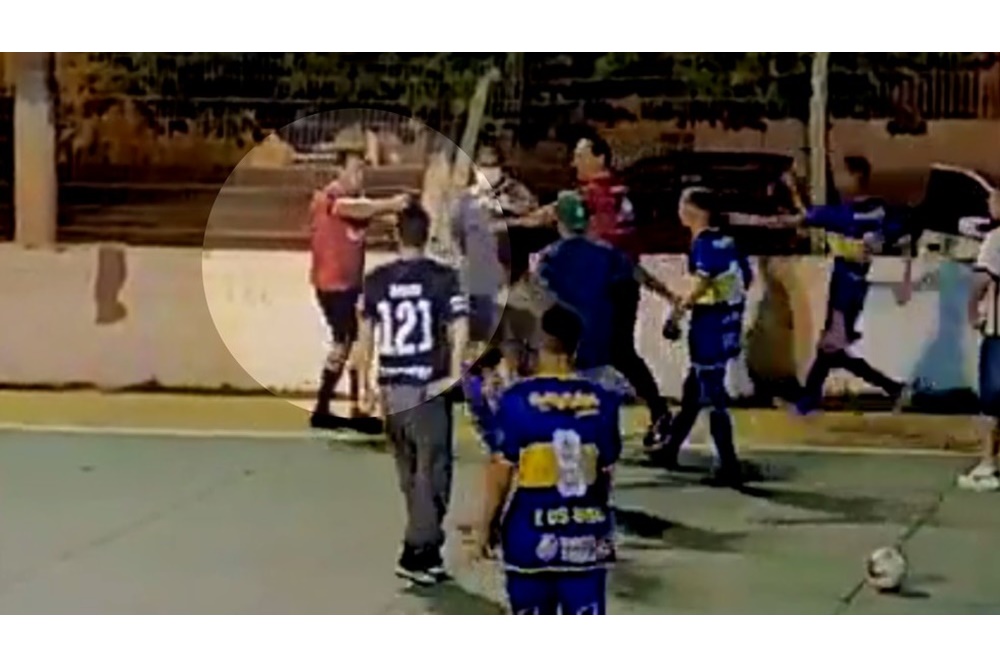  Árbitro saca arma e aponta para jogadores em partida de futsal no RS