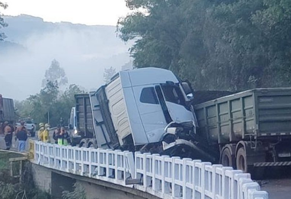 Acidente envolvendo dois caminhões e um carro deixa um óbito na ERS-446