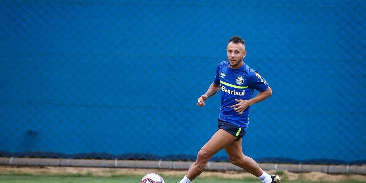 Grêmio relaciona Rafinha e Thiago Santos para duelo contra o Caxias