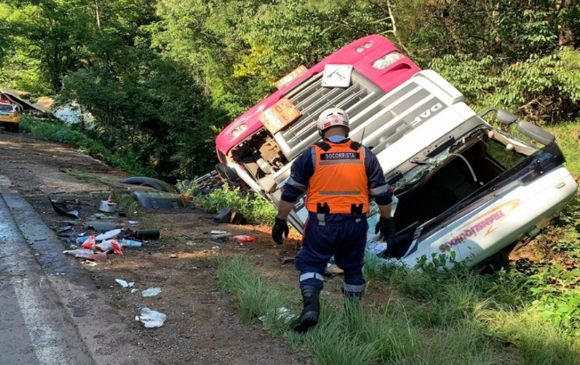 Colisão entre carreta e caminhão deixa motorista ferido na ERS 324