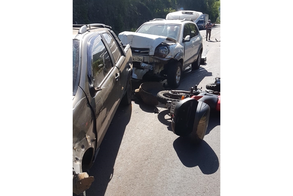 Acidente envolvendo dois veículos e três motos resulta em seis pessoas feridas na Serra do Goio-ên em Nonoai