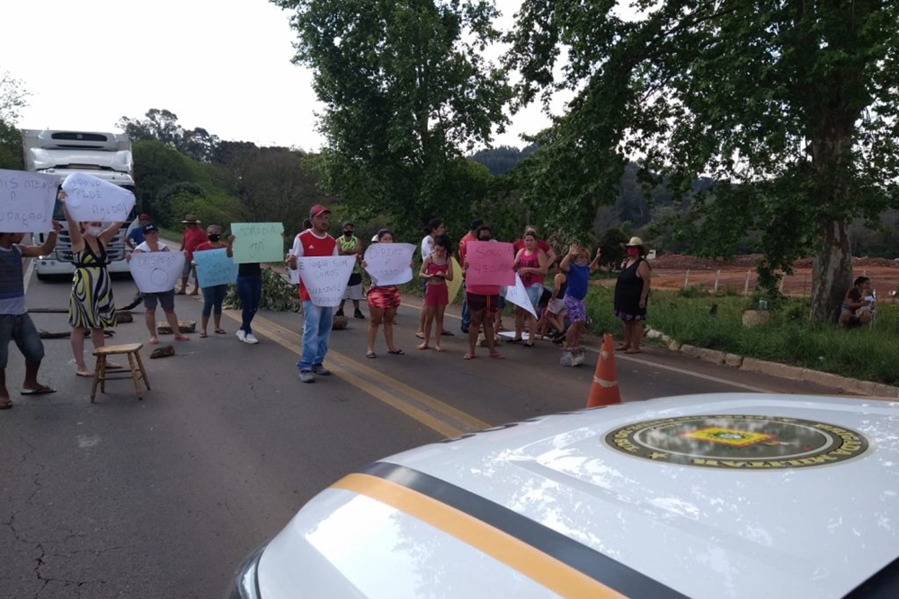 Manifestantes bloqueiam a rodovia ERS-324 em Passo Fundo