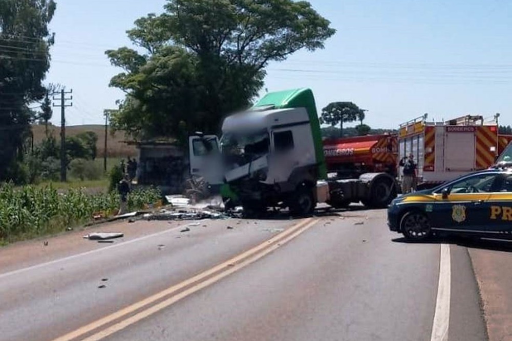 Acidente entre van e caminhão provoca morte na BR-282