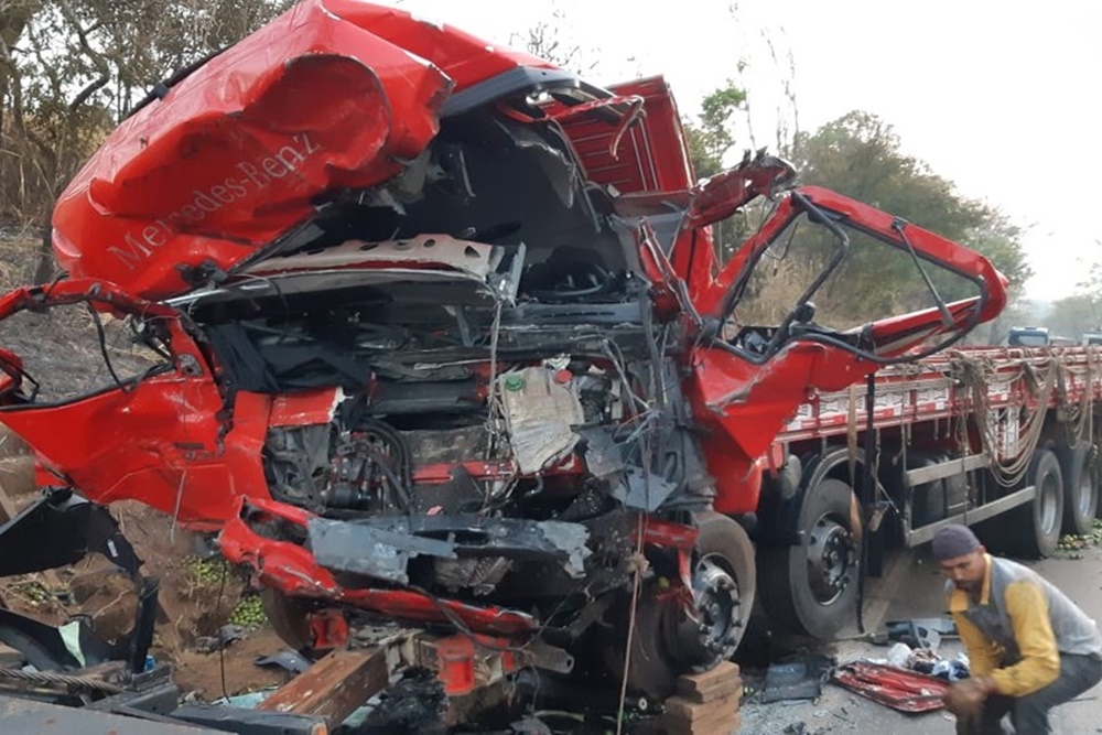 Violenta colisão entre caminhão e van deixa 12 pessoas mortas em MG