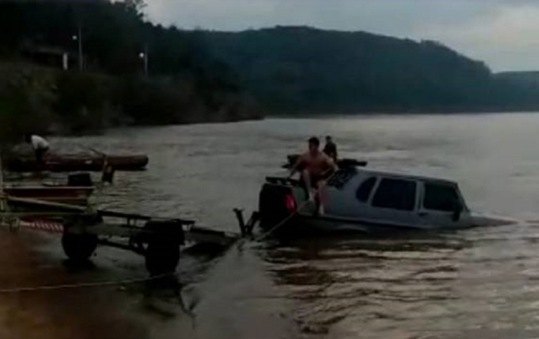 Caminhonete cai no rio Uruguai