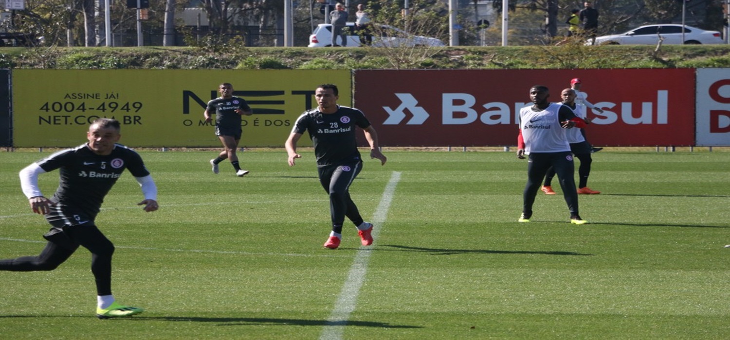 Leandro Damião volta a trabalhar com bola e marca em treino coletivo pelo Inter