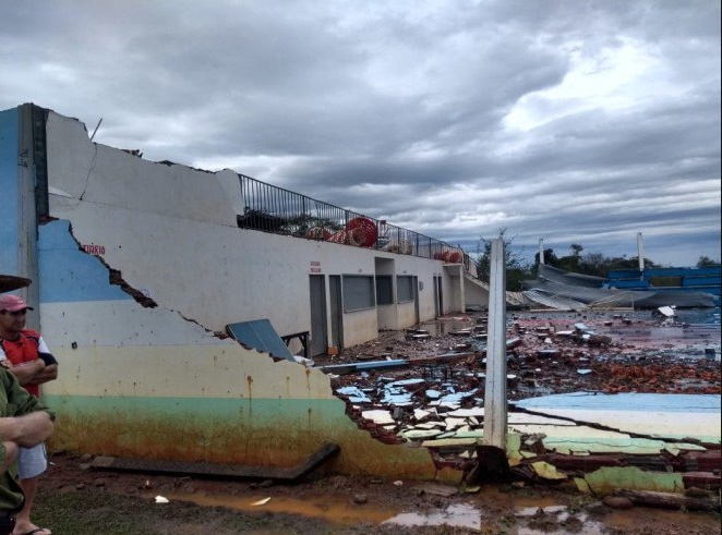 Temporal: Ginásio é derrubado pelo vento no Extremo-Oeste de SC