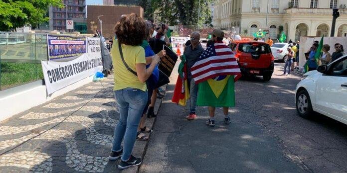 Manifestantes protestam contra o projeto do ICMS na frente da Assembleia