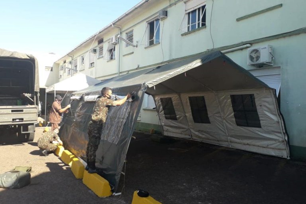 Tenda do exército é instalada no Hospital de Caridade para atender pacientes em Três Passos