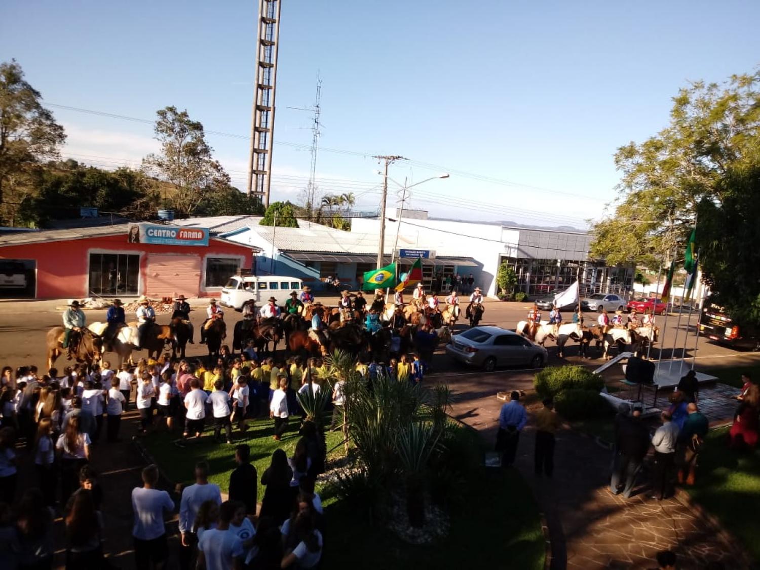 HORA CÍVICA MARCA RECPEÇÃO AOS CAVALARIANOS DA 15ª CAVALGADA DOS BEATOS MANOEL E ADÍLIO, MÁRTIRES DO RS.