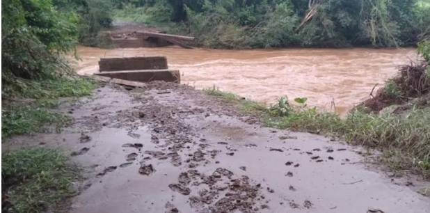 Chuva intensa destrói ponte que liga Três Passos à Crissiumal