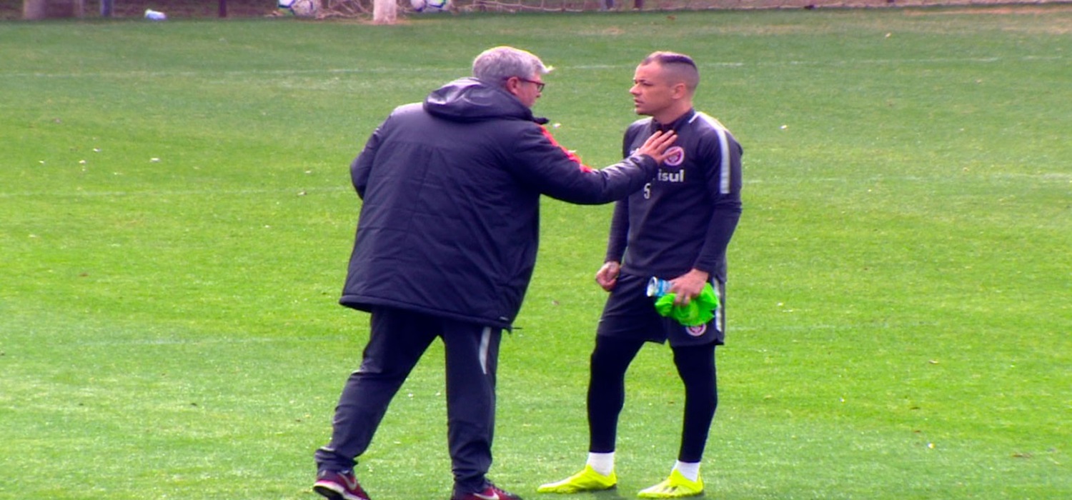 Treino do Inter tem presentes aos pais, baixa de Nico e papo de Odair com D'Ale