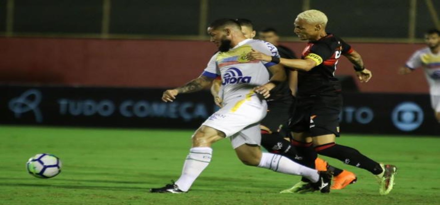 Chapecoense perde do Vitória e volta à zona de rebaixamento no Brasileirão