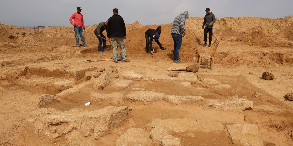 Trabalhadores descobrem túmulos da era romana em obra na Faixa de Gaza