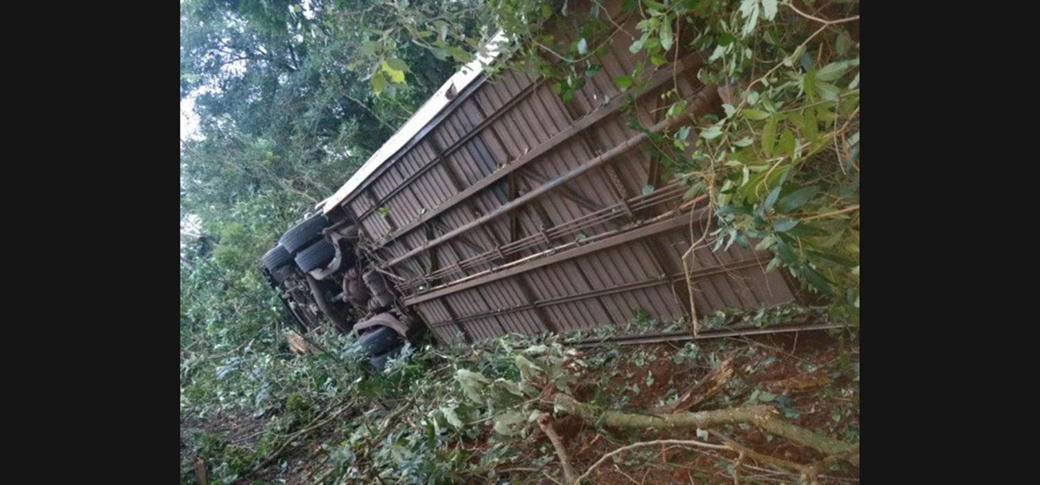 PRF atende acidente com morte envolvendo ônibus de torcedores gremistas na BR 386, em Iraí