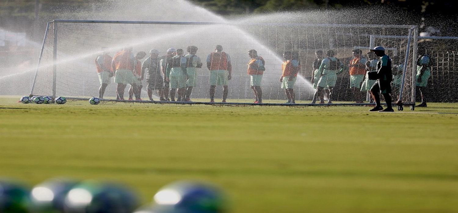 Parada para Copa e olho no mercado: Chape segue em busca de camisa 10